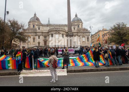 Rome, Italie - 5 novembre 2022: Des milliers de personnes manifestent pour la paix, pour les droits de l'homme, contre l'invasion de la Russie en Ukraine. Banque D'Images