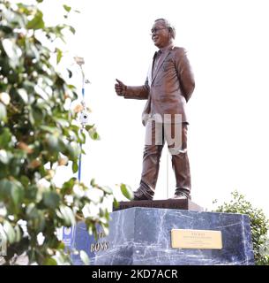 Une statue en l'honneur de l'ancien président et propriétaire de Leicester City, Vichai Srivaddhanaprabha, est vue avant le match de la Premier League entre Leicester City et Crystal Palace au King Power Stadium, Leicester, le dimanche 10th avril 2022. (Photo de James HolyOak/MI News/NurPhoto) Banque D'Images