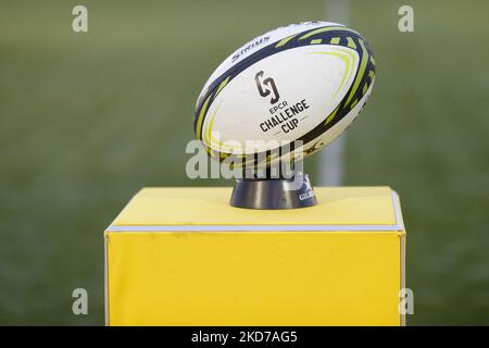 La balle de match avant la coupe européenne de Rugby Challenge Pool Un match entre Newcastle Falcons et Zebre à Kingston Park, Newcastle, le samedi 9th avril 2022. (Photo de Chris Lishman/MI News/NurPhoto) Banque D'Images