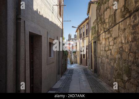 Allée à Ribeira avec la cathédrale se do Porto - Porto, Portugal Banque D'Images