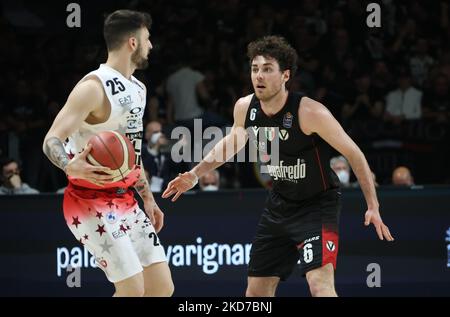 Tommaso Baldasso (Armani Exchange Milano) (L) Alessandro Pajola (Segafredo Virtus Bologna) pendant la série A1 championnat italien LBA match Segafredo Virtus Bologna vs. Échange AIX-Armani Olimpia Milano à l'aréna Segafredo de Bologne, sur 10 avril 2022. (Photo de Michele Nucci/LiveMedia/NurPhoto) Banque D'Images