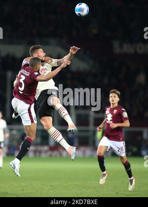 Gleison Bremer (Torino FC) vs Olivier Giroud (AC Milan) pendant le football italien série A match Torino FC vs AC Milan sur le 10, 2022 à l'Olimpico Grande Torino à Turin, Italie (photo de Claudio Benedetto/LiveMedia/NurPhoto) Banque D'Images