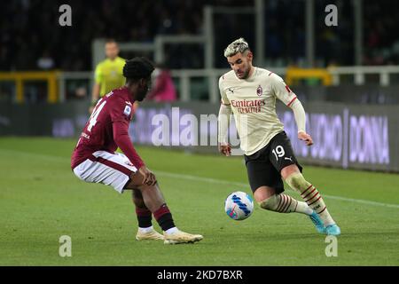 Theo Hernandez (AC Milan) vs Ola Aina (Torino FC) pendant le football italien série A match Torino FC vs AC Milan sur 10 avril 2022 à l'Olimpico Grande Torino à Turin, Italie (photo par Claudio Benedetto/LiveMedia/NurPhoto) Banque D'Images