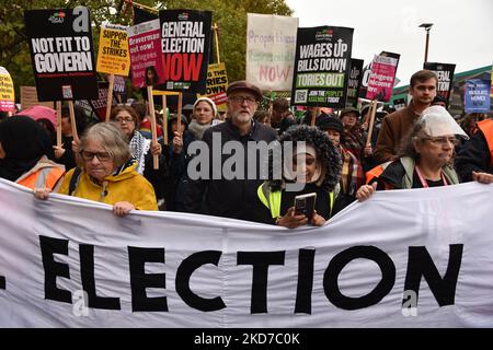 Londres, Angleterre, Royaume-Uni. 5th novembre 2022. Des manifestants anti-gouvernement et anti-tories se sont rassemblés à Embankment et ont défilé à Westminster pour demander des élections générales. (Image de crédit : © Thomas Krych/ZUMA Press Wire) Banque D'Images