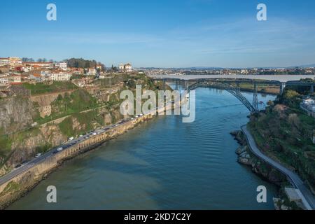 Fleuve Douro avec pont Maria Pia et pont Sao Joao - Porto, Portugal Banque D'Images