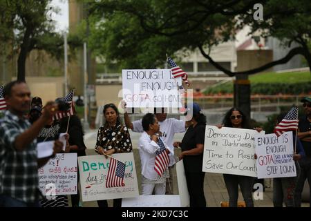 Une importante manifestation organisée par Sanka Tennakoon, Kanchuka Dissanayake et Janadhi Senevirathne à l'hôtel de ville de Houston, dimanche, 10 avril 2022. (Photo de Reginald Mathalone/NurPhoto) Banque D'Images