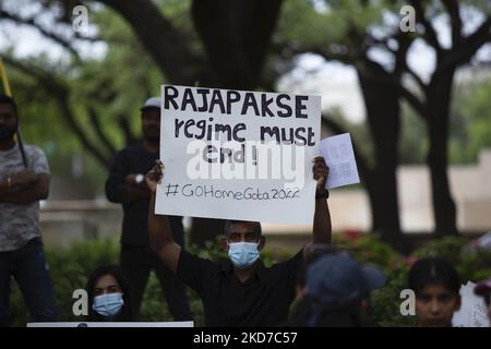 Un manifestant sri-lankais porte un signe qui dit : « le régime Rajapakse doit cesser ! » Devant l'hôtel de ville de Houston sur 10 avril 2022. (Photo de Reginald Mathalone/NurPhoto) Banque D'Images