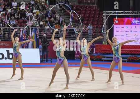 L'équipe nationale de France se produit à la série de la coupe du monde de gymnastique Rhytmic 2022 à Sofia, Bulgarie, le 10 avril 2022 (photo de Georgi Paleykov/NurPhoto) Banque D'Images