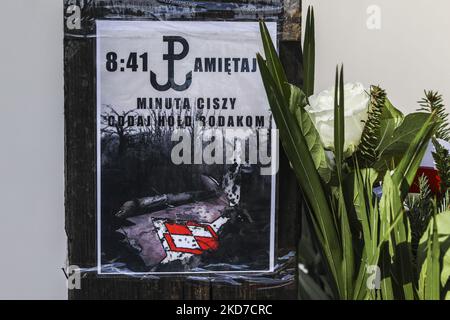 Une affiche commémorant le 12th anniversaire de l'accident de l'avion présidentiel près de Smolensk est vue par la Croix de Katyn à Cracovie, en Pologne, sur 10 avril 2022. Le 10 avril 2010, un avion Tupolev Tu-154 de l'armée de l'air polonaise s'est écrasé près de la ville de Smolensk, en Russie, tuant les 96 personnes à bord. Parmi les victimes figuraient le président polonais Lech Kaczyski et sa femme Maria Kaczynska. Selon un point de vue promu par Antoni Macierewicz, un proche confident de Jaroslaw Kaczynski, l'accident a été causé par une explosion. (Photo de Jakub Porzycki/NurPhoto) Banque D'Images