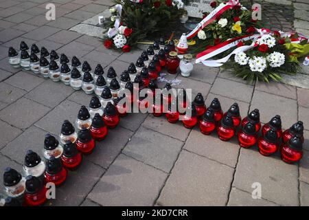 Une croix faite de bougies commémorant le 12th anniversaire de l'accident de l'avion présidentiel près de Smolensk est vue par la Croix de Katyn à Cracovie, en Pologne, sur 10 avril 2022. Le 10 avril 2010, un avion Tupolev Tu-154 de l'armée de l'air polonaise s'est écrasé près de la ville de Smolensk, en Russie, tuant les 96 personnes à bord. Parmi les victimes figuraient le président polonais Lech Kaczyski et sa femme Maria Kaczynska. Selon un point de vue promu par Antoni Macierewicz, un proche confident de Jaroslaw Kaczynski, l'accident a été causé par une explosion. (Photo de Jakub Porzycki/NurPhoto) Banque D'Images