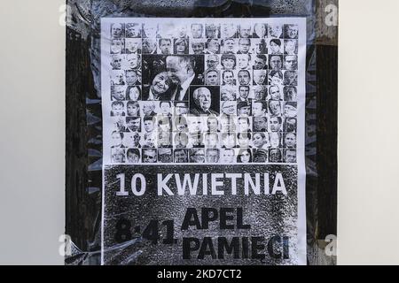 Une affiche commémorant le 12th anniversaire de l'accident de l'avion présidentiel près de Smolensk est vue par la Croix de Katyn à Cracovie, en Pologne, sur 10 avril 2022. Le 10 avril 2010, un avion Tupolev Tu-154 de l'armée de l'air polonaise s'est écrasé près de la ville de Smolensk, en Russie, tuant les 96 personnes à bord. Parmi les victimes figuraient le président polonais Lech Kaczyski et sa femme Maria Kaczynska. Selon un point de vue promu par Antoni Macierewicz, un proche confident de Jaroslaw Kaczynski, l'accident a été causé par une explosion. (Photo de Jakub Porzycki/NurPhoto) Banque D'Images