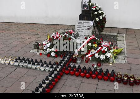 Des bougies et des fleurs commémorant le 12th anniversaire de l'accident d'avion présidentiel près de Smolensk sont vues par la Croix de Katyn à Cracovie, en Pologne, sur 11 avril 2022. Le 10 avril 2010, un avion Tupolev Tu-154 de l'armée de l'air polonaise s'est écrasé près de la ville de Smolensk, en Russie, tuant les 96 personnes à bord. Parmi les victimes figuraient le président polonais Lech Kaczyski et sa femme Maria Kaczynska. Selon Antoni Macierewicz, un proche allié de Jaroslaw Kaczynski, l'accident a été causé par une explosion. (Photo de Beata Zawrzel/NurPhoto) Banque D'Images