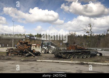 Détruit les machines militaires russes sur l'autoroute Kiev-Zhytomyr, près de Kiev, Ukraine, lundi, 11 avril, 2022 (photo de Maxym Marusenko/NurPhoto) Banque D'Images