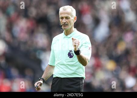 Arbitre Martin Atkinson lors du match de la Premier League entre Brentford et West Ham United au Brentford Community Stadium, Brentford, le dimanche 10th avril 2022. (Photo de Tom West/MI News/NurPhoto) Banque D'Images