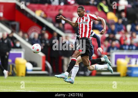 Ethan Pinnock, de Brentford, contrôle le ballon lors du match de la Premier League entre Brentford et West Ham United au Brentford Community Stadium, à Brentford, le dimanche 10th avril 2022. (Photo de Tom West/MI News/NurPhoto) Banque D'Images