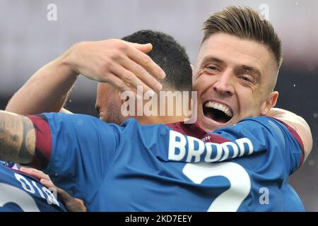 Krzysztof Piątek et Dylan Bronn joueurs de Salernitana, pendant le match de la série italienne Une ligue entre Salernitana vs Cremonese résultat final, Salernitan 2, Cremonese 2, match joué au stade Arechi. Banque D'Images