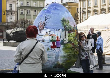 Un énorme œuf de Pâques croate, appelé 'Pisanica od srca' (œuf de Pâques du cœur), un cadeau peint à la main de Croatie, est vu au marché traditionnel de Pâques sur la place principale de Cracovie, en Pologne, le 12h avril 2022. Des œufs de Pâques colorés, des décorations faites à la main et de la cuisine régionale, des arts et de l'artisanat remplissent les étals du marché sur la place centrale classée au patrimoine mondial de l'UNESCO du quartier historique de la vieille ville de Cracovie. (Photo de Beata Zawrzel/NurPhoto) Banque D'Images