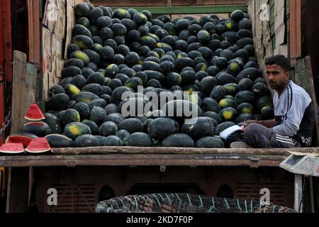 Un homme qui vend des pastèques sur un marché de gros attend des clients à Parimena, Srinagar Jammu-et-Cachemire, Inde, le 12 avril 2022. Bien que les prix de presque tous les produits comestibles allant des fruits au gaz de cuisson aient considérablement augmenté, les prix des matériaux de construction ont également augmenté collecteur. (Photo de Nasir Kachroo/NurPhoto) Banque D'Images