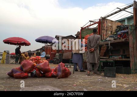 Les consommateurs achètent des fruits (pastèques et melons) sur un marché de gros à Parimena, Srinagar Jammu-et-Cachemire, Inde, le 12 avril 2022. Bien que les prix de presque tous les produits comestibles allant des fruits au gaz de cuisson aient considérablement augmenté, les prix des matériaux de construction ont également augmenté collecteur. (Photo de Nasir Kachroo/NurPhoto) Banque D'Images