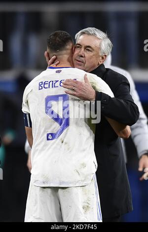 Carlo Ancelotti entraîneur en chef du Real Madrid et Karim Benzema célèbrent la victoire après le match final du deuxième match de la Ligue des champions de l'UEFA entre le Real Madrid et le Chelsea FC à l'Estadio Santiago Bernabeu sur 12 avril 2022 à Madrid, en Espagne. (Photo de Jose Breton/Pics action/NurPhoto) Banque D'Images