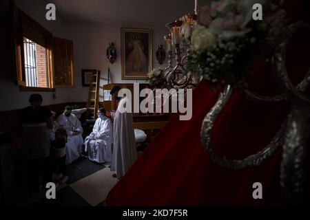 Les Pénitents vêtus de blanc attendent la décision de la Fraternité Cristo de la Lanzada de commencer leur procession due à la pluie pendant le Saint mardi à Grenade, Espagne, sur 12 avril 2022. La semaine sainte revient en Espagne avec les processions traditionnelles dans les rues après deux ans interrompus en raison de la pandémie du coronavirus. (Photo par Ãlex Cámara/NurPhoto) Banque D'Images