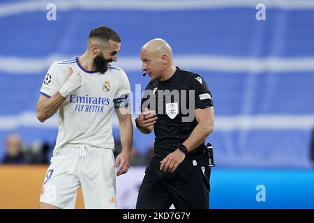 Karim Benzema du Real Madrid et l'arbitre Szymon Marciniak parlent lors du match final du quart de la Ligue des champions de l'UEFA deux matchs entre le Real Madrid et le Chelsea FC à l'Estadio Santiago Bernabeu sur 12 avril 2022 à Madrid, en Espagne. (Photo de Jose Breton/Pics action/NurPhoto) Banque D'Images