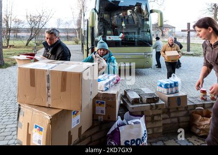 Les volontaires transportent des colis livrés par une entreprise de volontariat - Agence de voyage Abdar de Cracovie, Pologne à une maison temporairement transférée dans un abri pour les femmes avec des enfants dirigé par l'église grecque-catholique de Nadyby, près de Lviv, Ukraine sur 12 avril 2022. Depuis que la Fédération de Russie a envahi l'Ukraine, le conflit a forcé plus de 10 millions de personnes à fuir leurs foyers, tant à l'intérieur qu'à l'extérieur. De nombreuses ONG et personnes polonaises fournissent de l'aide aux personnes déplacées. Abdar agence de voyage est une entreprise gérée par mariage mixte - Olga ukrainien et Maciej Oszal polonais. Depuis le début du conflit Banque D'Images