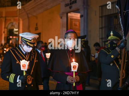 (G-D) amiral arrière José Antonio Regalado Zegarra, Raúl Antonio Chau Quispe, évêque auxiliaire d'Arequipa et général PNP Víctor Zanabria, le chef du commandement Covid, lors de la procession du Saint lundi à Arequipa. Après deux ans d'absence de processions dans les rues de la soi-disant 'Rome du Pérou' à cause de la pandémie Covid-19 et de ses variantes, de ce lundi Saint, toutes les activités religieuses reviennent au Centre historique d'Arequipa, avec le passage de l'image sacrée du Christ de Miséricorde, Et en conformité avec les règles et protocoles Covid-19. Le lundi 11 avril 2022, à Arequipa, Pérou Banque D'Images