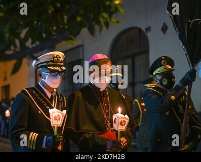 (G-D) amiral arrière José Antonio Regalado Zegarra, Raúl Antonio Chau Quispe, évêque auxiliaire d'Arequipa et général PNP Víctor Zanabria, le chef du commandement Covid, lors de la procession du Saint lundi à Arequipa. Après deux ans d'absence de processions dans les rues de la soi-disant 'Rome du Pérou' à cause de la pandémie Covid-19 et de ses variantes, de ce lundi Saint, toutes les activités religieuses reviennent au Centre historique d'Arequipa, avec le passage de l'image sacrée du Christ de Miséricorde, Et en conformité avec les règles et protocoles Covid-19. Le lundi 11 avril 2022, à Arequipa, Pérou Banque D'Images