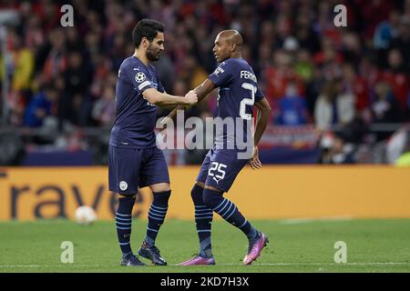 Ilkay Gundogan, de Manchester City, donne le brassard du capitaine à Fernandinho de Manchester City lors du match final du quart de la Ligue des champions de l'UEFA, deuxième match entre l'Atlético de Madrid et la ville de Manchester, à Wanda Metropolitano, sur 13 avril 2022, à Madrid, en Espagne. (Photo de Jose Breton/Pics action/NurPhoto) Banque D'Images