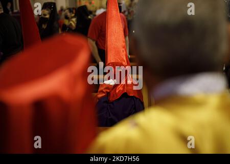 Un penitent vêtu en rouge de la confrérie Cristo de los Gitanos pendant le mercredi Saint à Grenade, Espagne, sur 13 avril 2022. La semaine sainte revient en Espagne avec les processions traditionnelles dans les rues après deux ans interrompus en raison de la pandémie du coronavirus. (Photo par Ãlex Cámara/NurPhoto) Banque D'Images