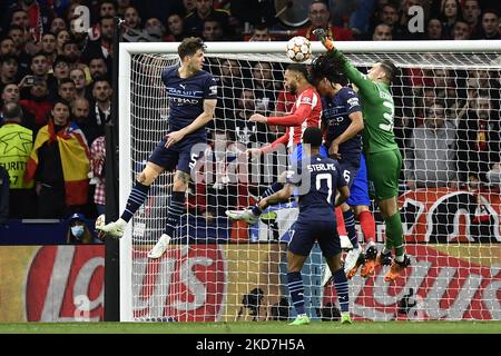 Matheus Cunha de l'Atlético Madrid tir à but et Ederson de la ville de Manchester passe lors du match final deuxième étape de la Ligue des champions de l'UEFA entre l'Atlético Madrid et la ville de Manchester à Wanda Metropolitano sur 13 avril 2022 à Madrid, Espagne. (Photo de Jose Breton/Pics action/NurPhoto) Banque D'Images