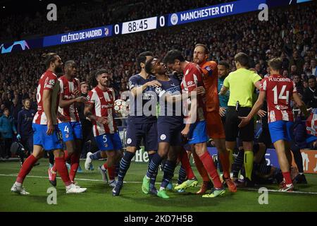 Les joueurs se disputent lors du match final du deuxième quart de la Ligue des champions de l'UEFA entre l'Atlético de Madrid et la ville de Manchester à Wanda Metropolitano sur 13 avril 2022 à Madrid, en Espagne. (Photo de Jose Breton/Pics action/NurPhoto) Banque D'Images