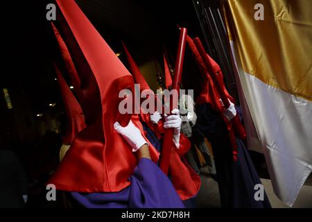 Un penitent vêtu en rouge de la confrérie Cristo de los Gitanos pendant le mercredi Saint à Grenade, Espagne, sur 13 avril 2022. La semaine sainte revient en Espagne avec les processions traditionnelles dans les rues après deux ans interrompus en raison de la pandémie du coronavirus. (Photo par Ãlex Cámara/NurPhoto) Banque D'Images