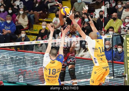 wilfredo leon venero (n.9 sir safety conad perugia)&#XA; v abdel-aziz nimir (n.14 léo chaussures perkingelmer modène) mazzone daniele (n.18 léo chaussures perkingelmer modène) pendant le Volleyball Italien série A hommes SuperLeague Championship Playoff - Sir Safety Conad Perugia vs Leo Shoes PerkinElmer Modène sur 13 avril 2022 au Pala Barton de Pérouse, Italie (photo de Loris Cerquigini/Nurigini) Banque D'Images