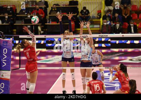 Camilla Mingardi (UnetE-work Busto Arsizio)&#XA;Ekaterina Antropova - Marina Lubian (Savino del bene Scandicci) pendant le Volleyball Italian série A1 Women Match Playoff - Unet E-work Busto Arsizio vs Savino Del Bene Scandisicci on 13 avril 2022 à l'arène E-work en Italie (photo) Banque D'Images