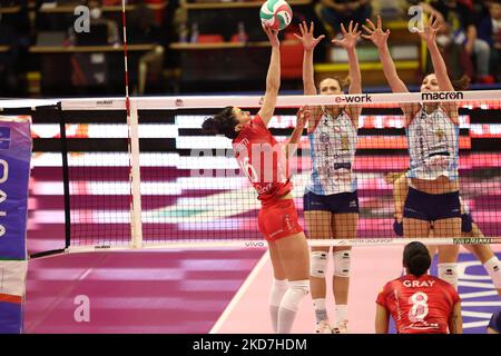 Ofelia Malinov - Marina Lubian (Savino del bene Scandicci)&#XA;Lucia Bosetti (UnetE-Work Busto Arsizio) pendant le Volleyball Italien Serie A1 jeu de dames de match - Unet E-work Busto Arsizio vs Savino Del Bene Scandicci on 13 avril 2022 à l'arène E-work de Busto Arganio, Italie photo/LiveMattia (photos) Banque D'Images