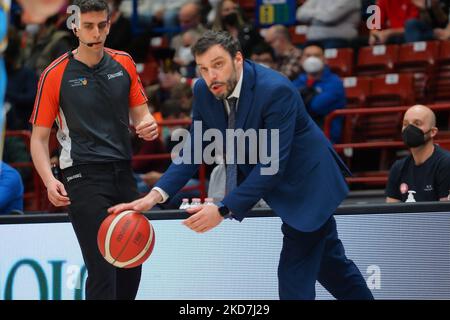 Paolo Galbiati, entraîneur-chef Vanoli Cremona pendant le basketball italien Un championnat de Serie AX Armani Exchange Milano vs Vanoli Cremona sur 13 avril 2022 au Forum de Mediolanum à Milan, Italie (photo de Savino Paolella/LiveMedia/NurPhoto) Banque D'Images