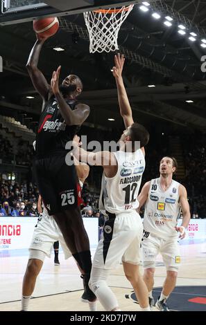 Jakarr Sampson (Segafredo Virtus Bologna) lors de la série A1 championnat italien de basket-ball LBA Segafredo Virtus Bologna vs. Dolomiti Energia Trento à la Segafredo Arena - Bologne, 13 avril 2022(photo de Michele Nucci/LiveMedia/NurPhoto) Banque D'Images