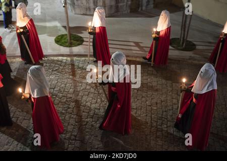 La fraternité des étoiles du Saint-Burial dans la procession nocturne de la Sainte Miséricorde qui a lieu à minuit le mercredi Saint à Santander (photo de Joaquin Gomez Sastre/NurPhoto) Banque D'Images