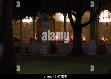 La fraternité des étoiles du Saint-Burial dans la procession nocturne de la Sainte Miséricorde qui a lieu à minuit le mercredi Saint qui se termine dans le cloître de la cathédrale de Santander (photo de Joaquin Gomez Sastre/NurPhoto) Banque D'Images