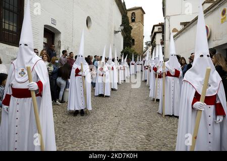 Penitents vêtus de blanc de la Fraternité Aurora pendant le jeudi Maundy à Grenade, Espagne, sur 14 avril 2022. La semaine sainte revient en Espagne avec les processions traditionnelles dans les rues après deux ans interrompus en raison de la pandémie du coronavirus. (Photo par Ãlex Cámara/NurPhoto) Banque D'Images