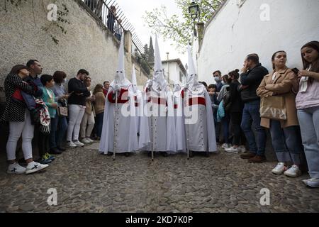 Penitents vêtus de blanc de la Fraternité Aurora pendant le jeudi Maundy à Grenade, Espagne, sur 14 avril 2022. La semaine sainte revient en Espagne avec les processions traditionnelles dans les rues après deux ans interrompus en raison de la pandémie du coronavirus. (Photo par Ãlex Cámara/NurPhoto) Banque D'Images