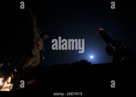 L'image de Cristo del Silencio se déplace à minuit avec une pleine lune dans le ciel et sans lumières dans les rues et dans le silence pendant le jeudi maundy à Grenade, Espagne, sur 14 avril 2022. La semaine sainte revient en Espagne avec les processions traditionnelles dans les rues après deux ans interrompus en raison de la pandémie du coronavirus. (Photo par Ãlex Cámara/NurPhoto) Banque D'Images