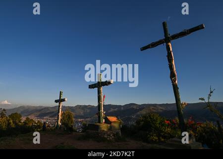 La colline avec les trois croix à Cusco, à côté de Cristo Blanco, une grande statue de Jésus Christ. Le jeudi Saint est un jour de congé pour de nombreux résidents de Cusco qui visitent des lieux liés à la tradition de la semaine sainte avec leurs familles. Le jeudi 14 avril 2022, à Cusco, Pérou. (Photo par Artur Widak/NurPhoto) Banque D'Images