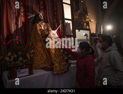 Adorateurs à l'intérieur de l'église du Triumph, Cathédrale de Cusco. Toutes les églises de Cusco sont ouvertes au public sans frais d'entrée le jeudi Maundy. La tradition veut qu'une personne qui visite sept églises, son souhait soit accordé. Le jeudi 14 avril 2022, à Cusco, Pérou. (Photo par Artur Widak/NurPhoto) Banque D'Images