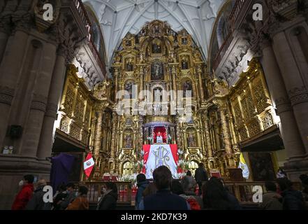 Adorateurs à l'intérieur de l'Église de la Société de Jésus à Cusco. Toutes les églises de Cusco sont ouvertes au public sans frais d'entrée le jeudi Maundy. La tradition veut qu'une personne qui visite sept églises, son souhait soit accordé. Le jeudi 14 avril 2022, à Cusco, Pérou. (Photo par Artur Widak/NurPhoto) Banque D'Images