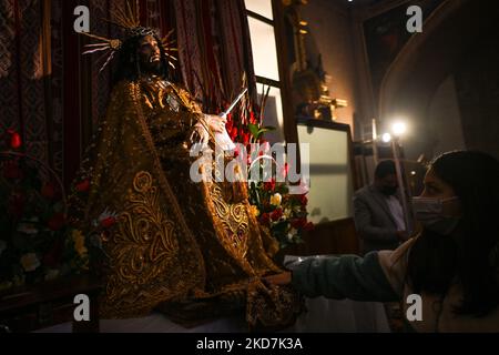 Adorateurs à l'intérieur de l'église du Triumph, Cathédrale de Cusco. Toutes les églises de Cusco sont ouvertes au public sans frais d'entrée le jeudi Maundy. La tradition veut qu'une personne qui visite sept églises, son souhait soit accordé. Le jeudi 14 avril 2022, à Cusco, Pérou. (Photo par Artur Widak/NurPhoto) Banque D'Images