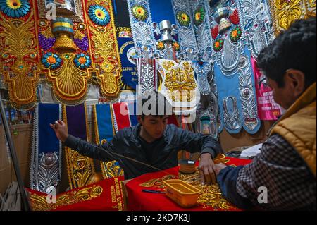 Pâques liées broderie artisanale par Alvaro et son père Crispin dans leur atelier dans le centre historique de Cusco. Le jeudi 14 avril 2022, à Cusco, Pérou. (Photo par Artur Widak/NurPhoto) Banque D'Images