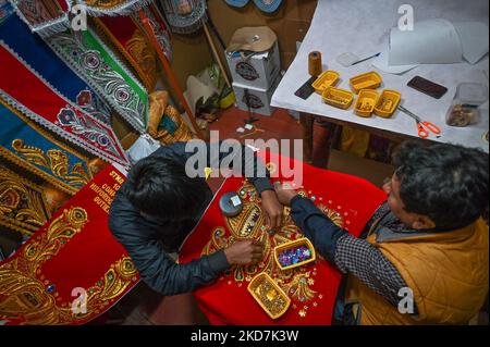 Pâques liées broderie artisanale par Alvaro et son père Crispin dans leur atelier dans le centre historique de Cusco. Le jeudi 14 avril 2022, à Cusco, Pérou. (Photo par Artur Widak/NurPhoto) Banque D'Images